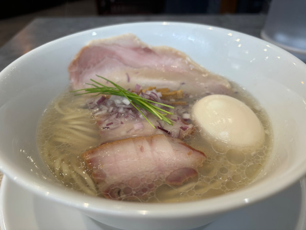 「中華蕎麦塩　上」@宍道湖しじみ中華蕎麦 琥珀 池袋店の写真