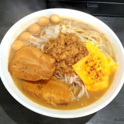 特ラーメン （うずら５個＋とろけるチーズ＋豚１枚）
