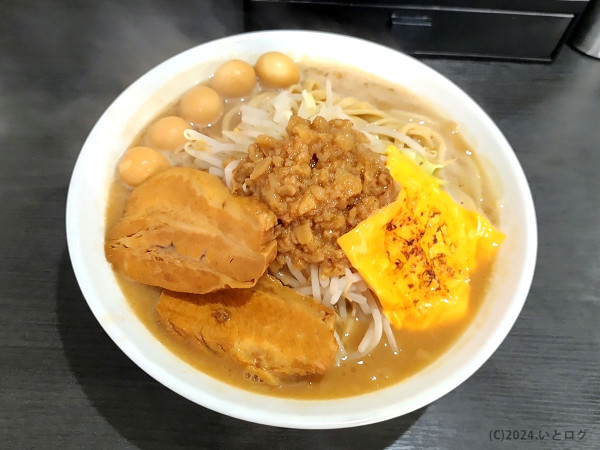 「特ラーメン （うずら５個＋とろけるチーズ＋豚１枚）」@ラーメンフクロウの写真