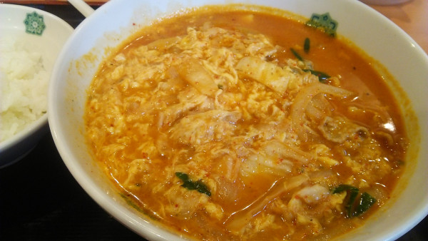 「チゲ味噌ラーメン 690円＋半ライス 130円」@日高屋 春日駅前店の写真