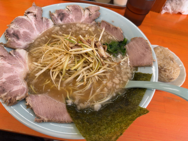 「ネギチャーシューメン＋チャーシューおにぎり」@ラーメンショップ椿 春日部備後店の写真