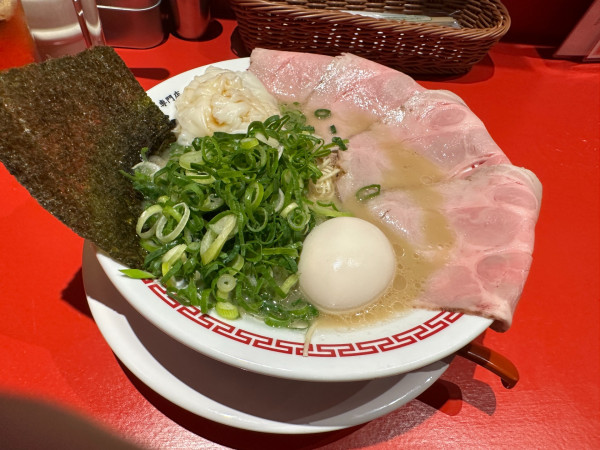 「博多デラックスラーメン（並盛・100g・全部のせ）1700円」@博多大衆酒場 幸ちゃん 高崎駅東口店の写真