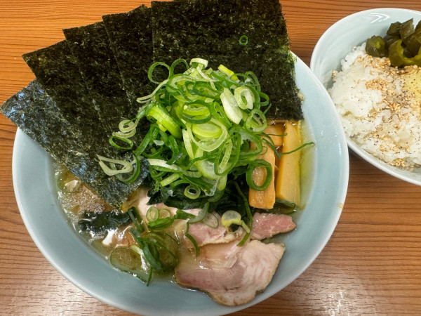 「🉐ラーメン並➕無料ライス」@家系らーめん 武将家 外伝の写真