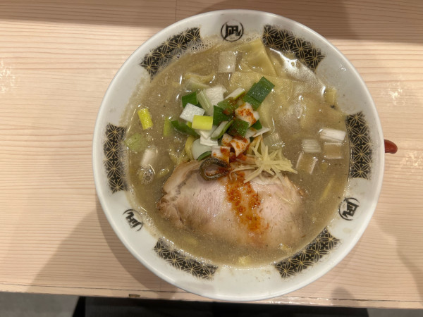 「すごい！煮干らぁー麺 (塩)   1,100円」@鮨とラーメン うおがしや 鶴屋町店の写真