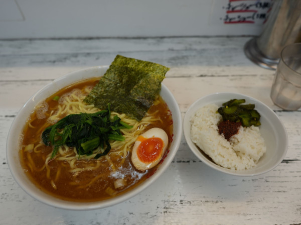 「朝ラー 大 麺硬め＋油多め＋サービスライス」@二代目 谷瀬家の写真