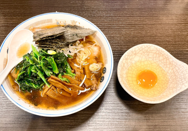 「チャーシューメン+ほうれん草+のり+生卵」@えーちゃん食堂の写真