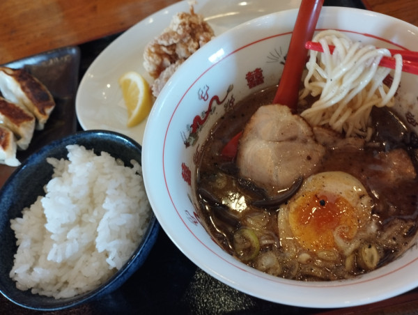 「唐揚げ(半)ラーメンセット(981)」@らーめん龍風 人吉店の写真