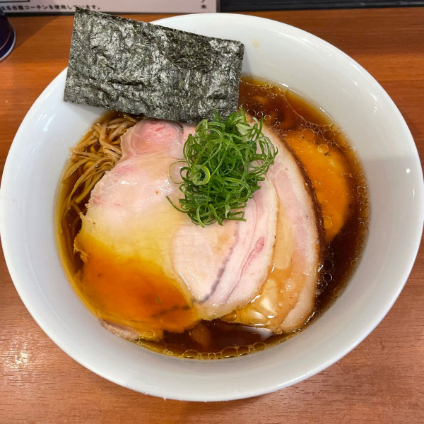 「醤油ラーメン＋香り豚ロースチャーシュー」@自家製手もみ麺 鈴ノ木の写真