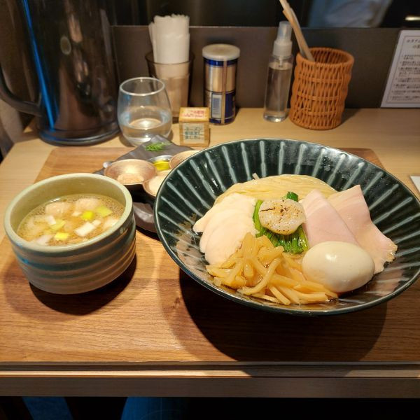 「特製帆立の昆布水つけ麺大盛 黒＋ちゃーしゅーご飯」@Tokyo Style Noodle ほたて日和の写真