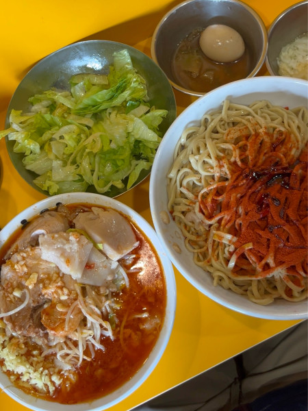 「大つけ麺 麺増し600g 辛い奴 しょうが 玉ねぎたまご 気まぐ」@ラーメン二郎 八王子野猿街道店2の写真