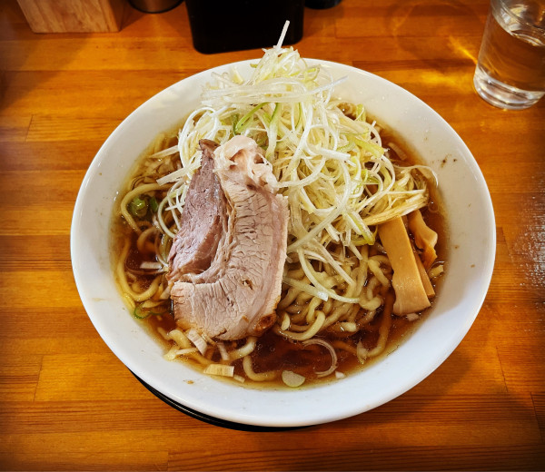 「3種の節の中華そば山盛りネギ」@一芯 結の写真