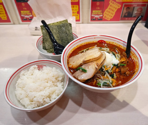 「北極の月（辛さ3倍）+チャーシュー2枚+のり+半ライス」@蒙古タンメン 中本 御徒町店の写真
