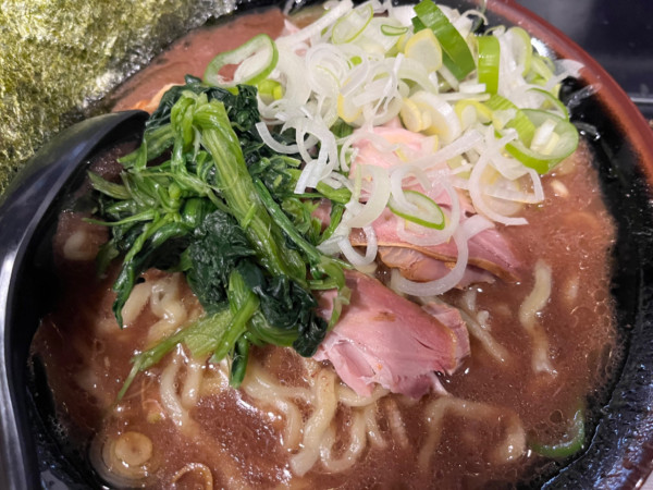「ラーメン900円＋丸ねぎ増し60円」@神田ラーメン わいず 神田本店の写真