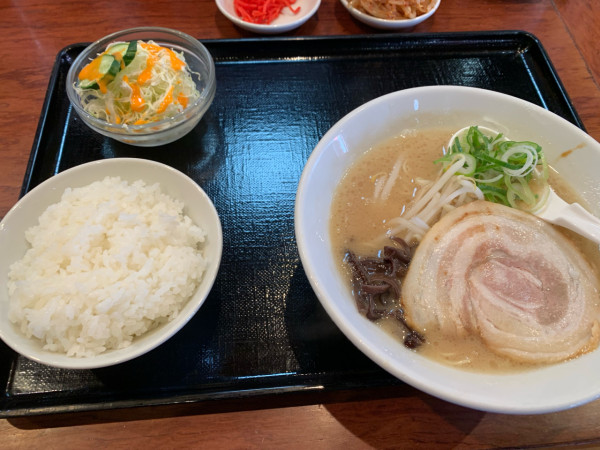 「とんこつラーメン定食　900円」@味の蔵 府中店の写真