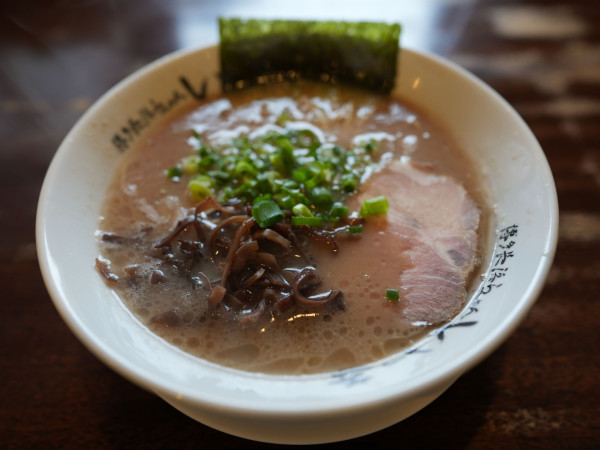 「ラーメン 粉落とし＋替え玉 ハリガネ」@博多長浜らーめん いっきの写真