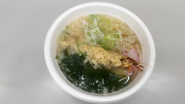 「素ラーメンモサエビ天＆天然ワカメのせ700円」@武蔵屋食堂の写真