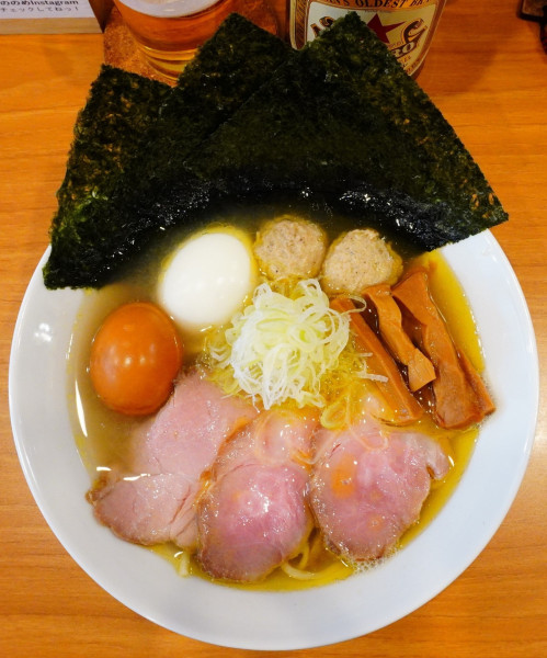 「全部のせ塩らーめん［燻たま］＋塩たまご＋サッポロラガー中瓶」@しののめヌードルの写真