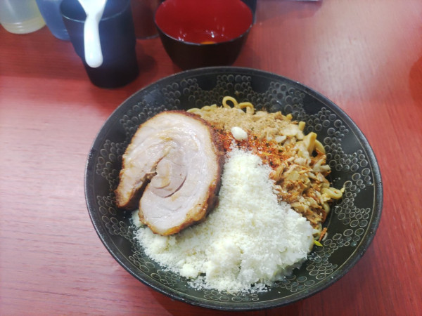 「まぜそば中　粉チーズ+生卵」@ラーメン一太豚の写真