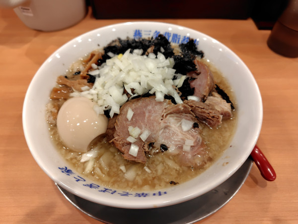 「背脂煮干しそば特製（花咲盛り）玉ねぎトッピング」@燕三条中華そば ぎと家 花崎店の写真