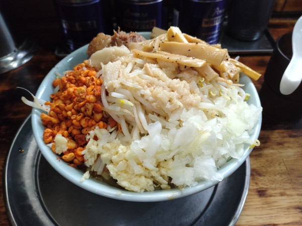 「ラーメン　ペッパーメンマ　野菜　ニンニク　アブラ　カラメ」@麺でる 多摩センター店の写真