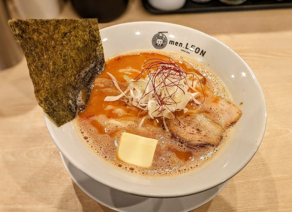 「辛味噌にんにくバターラーメン」@麺.れおんの写真