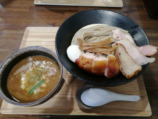 「特製魚濃つけ麺＋朝引き若鶏の吊るし焼きもも」@麺亭まきたの写真