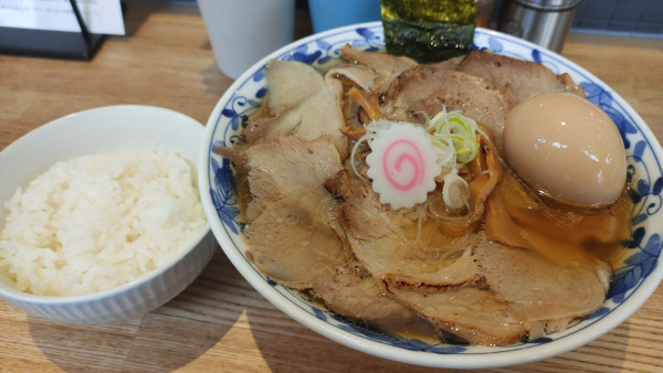 「中華そば・麺大盛り・焼豚増し(白米ごはん)￥1,330」@鉄板酒場 食炒音の写真