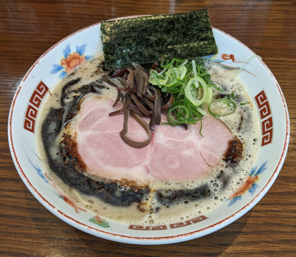 「濃厚ラーメン黒」@ラーメンかなやの写真