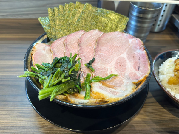「チャーシューメン5枚　のり　背脂　カタコイオオ」@家系ラーメン がくの写真