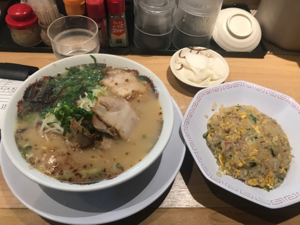 「ラーメン＋半チャーハン」@ラーメン小金太の写真