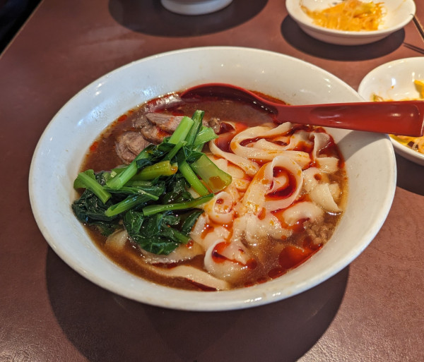 「牛バラ刀削麺」@陳家私菜 新宿店の写真