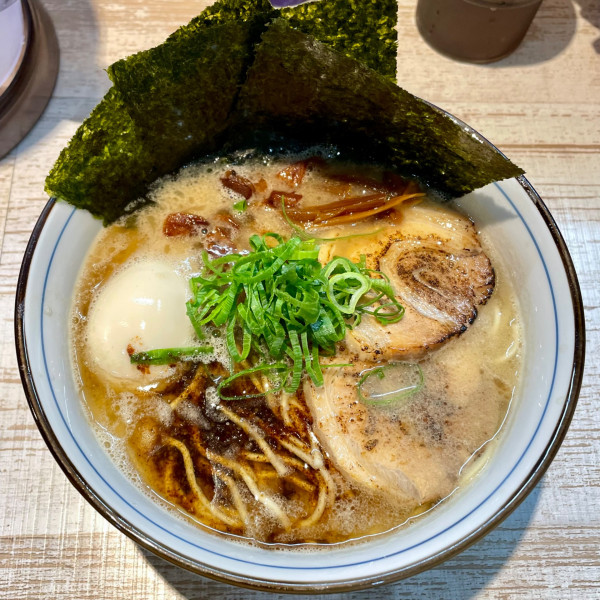 「＜スタッフ末さん夜限定＞ 得  黒マー油とんこつセット」@中華そば 四つ葉の写真