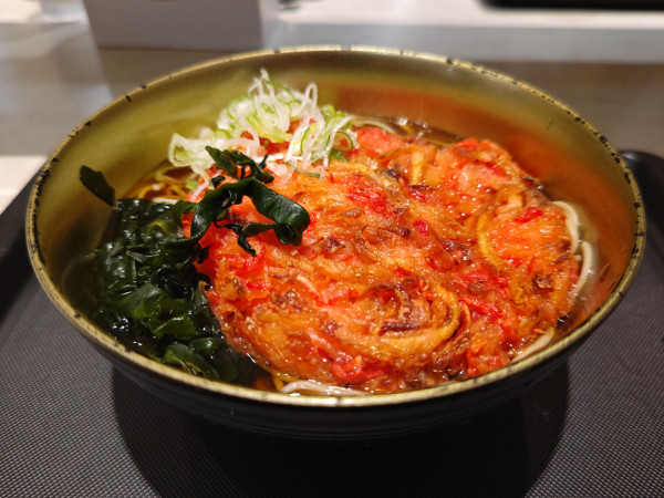 「DXプレミアム紅生姜天そば」@名代 富士そば 秋葉原電気街店の写真