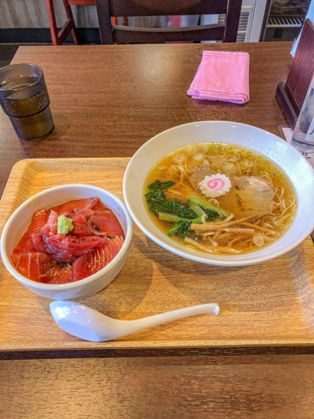 「まぐろ丼+ラーメン」@花板食堂ISHIKAWA ブランチ茅ヶ崎店の写真