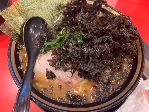 「ラーメン(中)900円＋岩のり200円」@横浜家系ラーメン 大輝家の写真