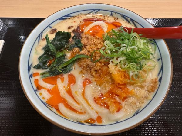 「担々うどん（並盛）740円→710円」@丸亀製麺 イーサイト高崎店の写真