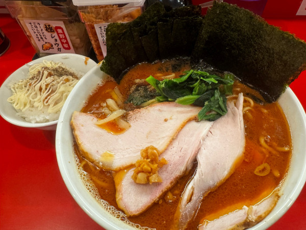 「燻製チャーシューラーメン大のりダブル➕ライス2杯」@横濱ラーメン 裏野中家 西川口店の写真
