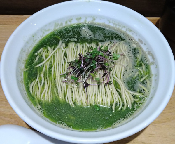 「ニラ煮干しそば 950円 ニラココナッツカリーの和え玉 400円」@NIBOSHIMANIAの写真