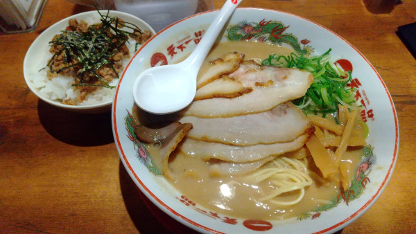 「ランチCセット(こってりラーメン大+そぼろご飯)豚トロチャー」@天下一品 新宿西口店の写真