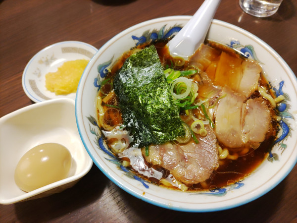 「手打ラーメン（太麺）800円 煮卵 ニンニク」@豚平 本店の写真