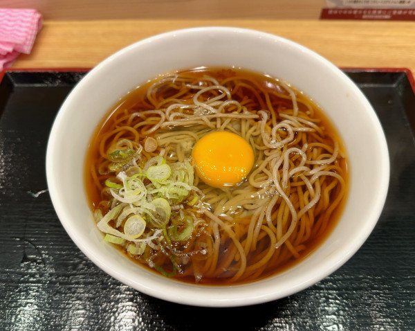 「かけそば(400円)+生卵(100円)」@いろり庵きらくそば エキュートエディション御茶ノ水の写真