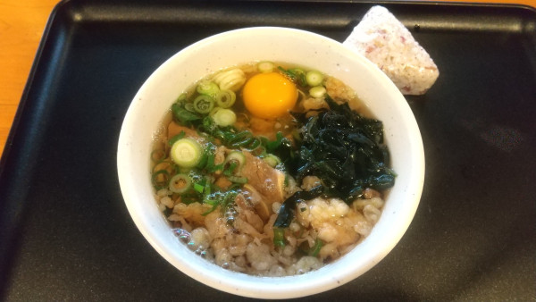 「肉うどん小460円、わかめ60円、生卵60円」@うどん ちよ志 南吉方店の写真