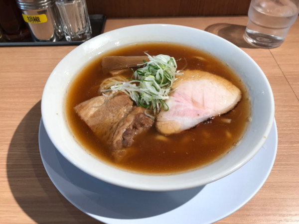 「中華そば（醤油）880円」@中華そば やなぎやの写真