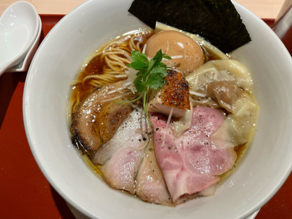 「特製蔵出し醤油そば@1550」@麦と麺助 新梅田中津店の写真