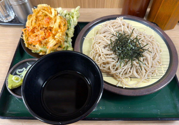 「桜海老のかき揚げと春菊の天ざるそば(780円)」@箱根そば 本陣 新宿御苑前の写真