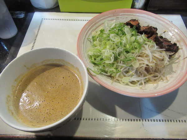 「辛いつけ麺（並）（900円）」@ラーメン・つけ麺 よろしくの写真