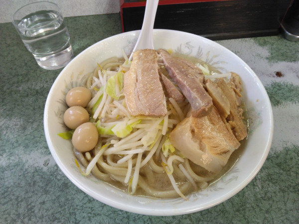 「ラーメン、うずら」@ラーメン二郎 新宿小滝橋通り店の写真