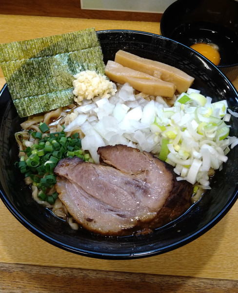 「煮干豚骨中+刻み長ねぎ+生卵」@ラーメン たかふじの写真