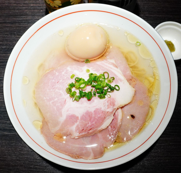 「塩かけそば＋低温チャーシュー＋田中農場の味玉＋ビンビール」@中華そば 十目一八食堂の写真