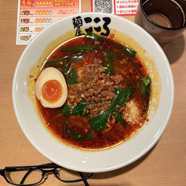 「旨辛台湾ラーメン　麺少なめ（味玉半玉付）」@麺屋 こころ 町田店の写真